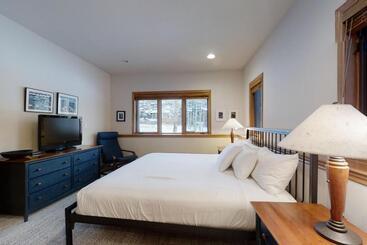 בית מלון כפרי Evergreens 03