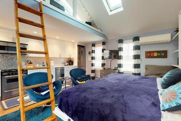 هتل Provincetown Waterfront Studio
