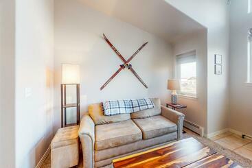 Отель At The Crossroads