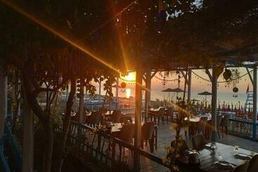 مبيت وإفطار Karaağaç Beach&restaurant