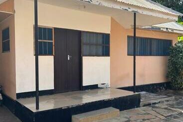 ペンション Private Master Bedrooms With Wi Fi Internet In Tanga Town