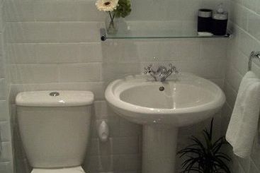 تختخواب و صبحانه Senlac Guesthouse