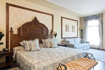 هتل Mansion de Lucy  Includes Portaventura Park & Ferrari Land Tickets