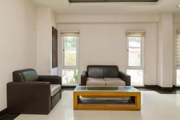 Отель Reddoorz @ Cikarang 2