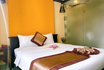 Ipeace Hotel   Bùi Viện Walking Street