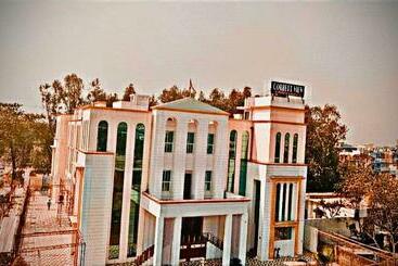 فندق Corbett View Banquets And Resorts