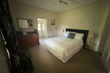 Private Suite In An Historic 1865 Homestead