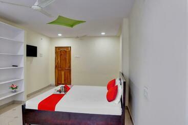 Отель Oyo 70251 Vasara Rooms Banquet Hall