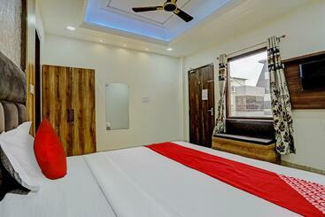 ホテル Oyo Flagship 70239  Seema