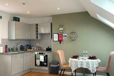 פנסיון Cambridge Studios And Suites By Tas Accommodations