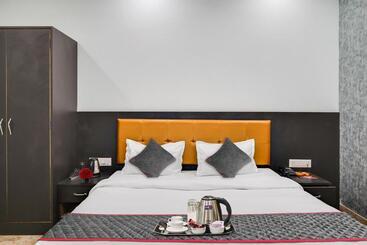 Super Townhouse Oak Hotel Ar Ganges Premium