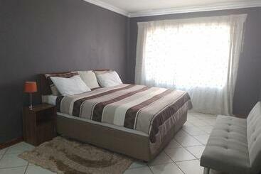 Пансион 2 Bedroom Self Catering  R6