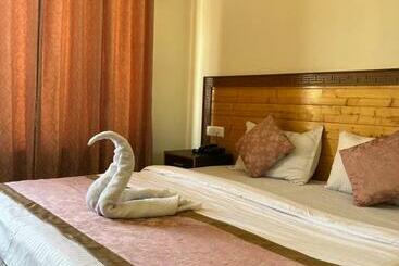 Отель Zikzik Holidays