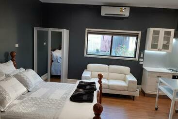 Пансион Maple Leaf Cottage