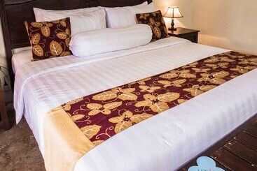 בית מלון כפרי Lorin Beach Resort Belitung