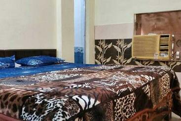 בית מלון כפרי Oyo 70121 Rock Star  Rooms