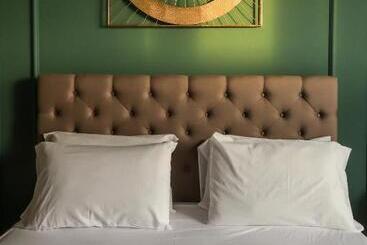 تختخواب و صبحانه The Carob Tree