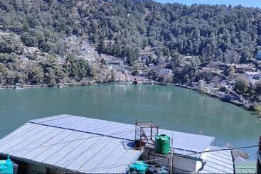 בית מלון כפרי Chinar Lake View Nainital   100 Meter From Mall Road   Hygiene, Lake View & Spacious Room