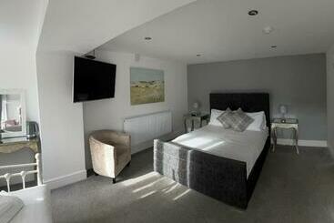 Отель Boathouse Bar And Grill