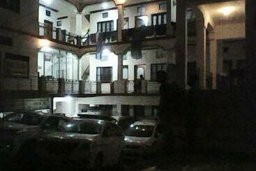 ベッドアンドブレックファースト Blue Pine Tourist Lodge By Stayapart , Sitapur 7 Kms Short Of Gaurikund