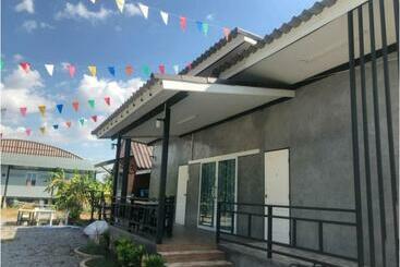 בית מלון כפרי Capital O 75412 V Resort