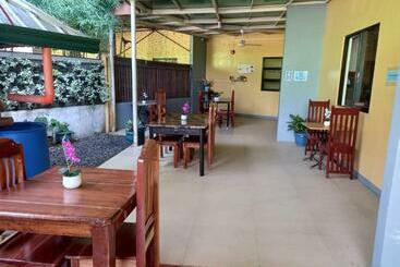 ペンション Nellie S Place