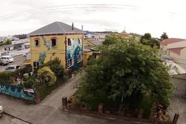 Bazil S Backpackers Bbh Hostel & Surf School