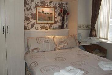 Fern Villa Hotel   Albert Road