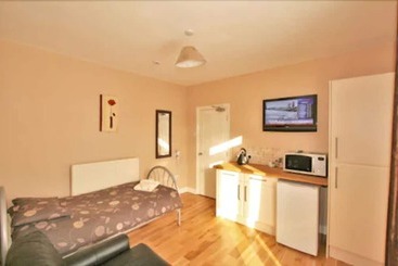 Отель Central Studios Gloucester Road By Roomsbooked   Free Parking