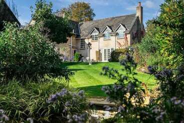 בית מלון כפרי Cricket Field House