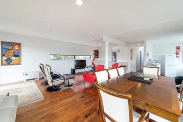 Отель Diana's Place Lake Road Lodge