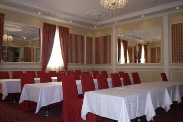 בית מלון כפרי Optima Collection Kamianets Podilskyi
