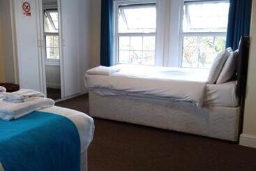 هتل The Hillmorton Manor