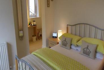 هتل The Manor Cullingworth Guest House