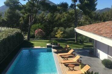 Bed and Breakfast Chambre Luxe Dans Villa De Standing Avec Piscine, Accès Discret Et Indépendant, Terrasse Arborée Et