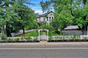 فندق صغير Golden Dreams Inn