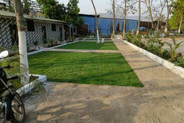 בית מלון כפרי Mumbai Garden Resort