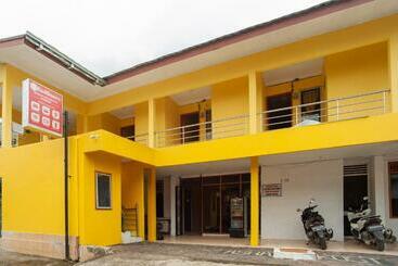 Отель Reddoorz Syariah At Jalan Wayhitam Palembang