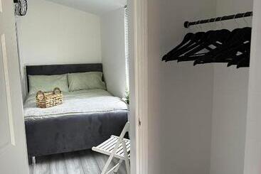 פנסיון Cheerful 5 Bedrooms & En Suite Bathrooms Town House