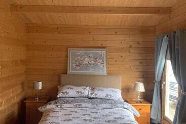Пансион Cheerful Cozy Cabin In Countryside