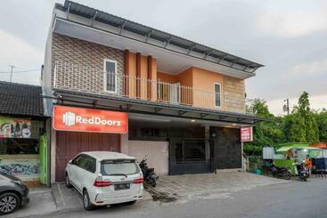 Отель Reddoorz Syariah Near Rs Mitra Keluarga Tegal
