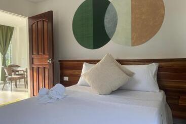 استراحتگاه Royal Suites   Port Barton