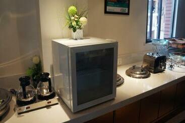 Отель Shanghai Zhangjiang Financial Information Park Caolu Metro Station