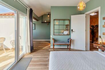 مبيت وإفطار Marina Blue   Apartments & Suites