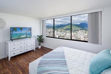 מלון דירות Waikiki Penthouse @ The Monarch