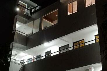 הוסטל Jsk Apartment