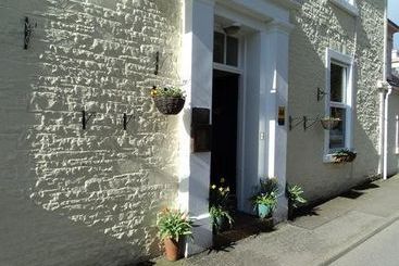 تختخواب و صبحانه Limetree House Guest House