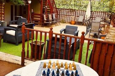 בית מלון כפרי Castle Lodge Guest House 86 88 Sheil Rd L6 3af