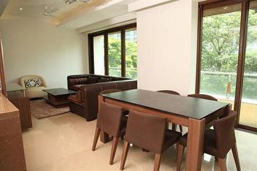 Laurent & Benon Suites Santacruz East