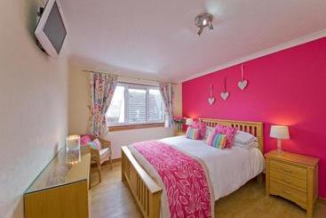 پانسیون Grove Guest House
